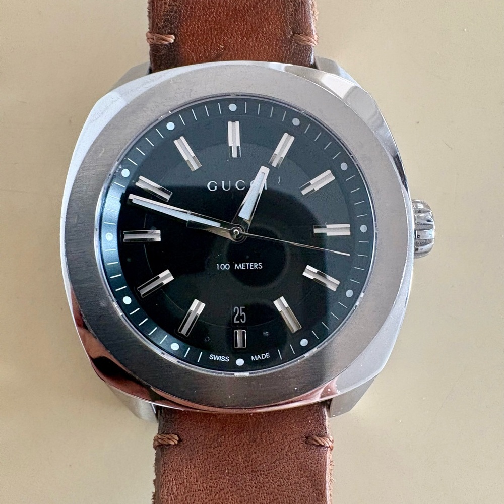 Unisex Gucci watch GG2570 with Tuscan Brown Leather strap
